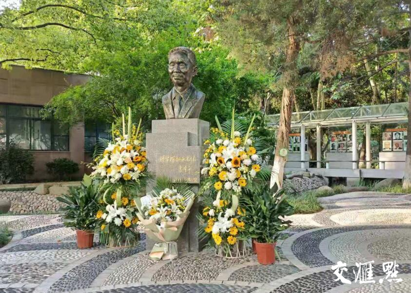 南师附中在袁隆平院士雕像旁献上鲜花。