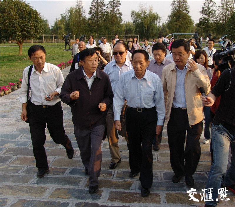 袁隆平院士来到蒋巷村的田埂边。