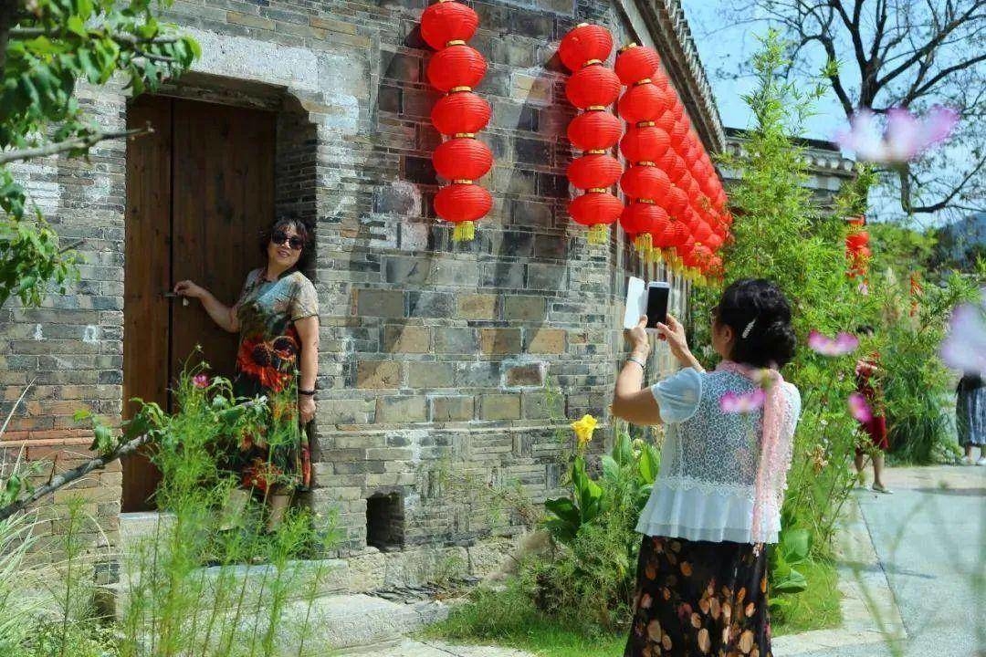 	游客在佘村留影。余斯慧 摄