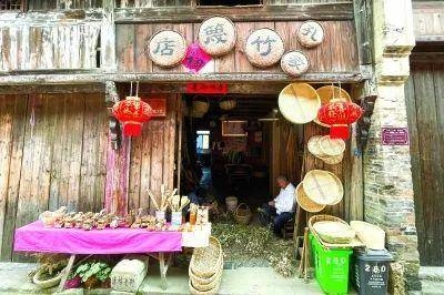 漆桥老街上的传统手艺店。林曾霞 摄