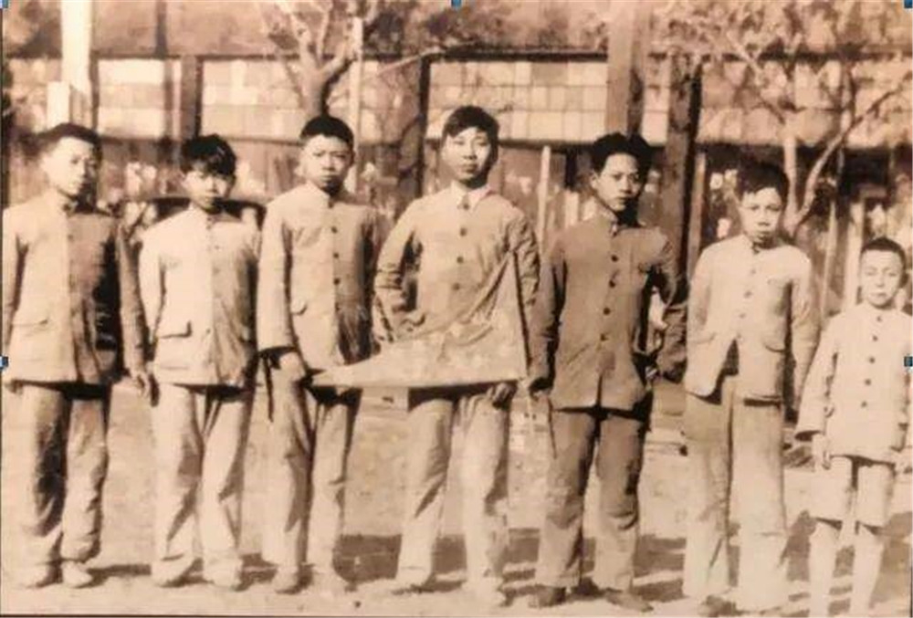 “新安旅行团”部分团员合照