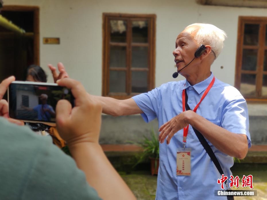 【网络媒体革命老区行】退休老教师做义务红色讲解员近二十年