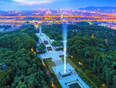 雨花台烈士纪念碑前广场安装光束灯，点亮红色地标。
