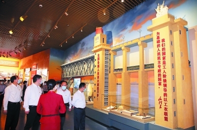 近日，鼓楼区党员干部参观了“人间正道是沧桑——中国共产党南京历史展览”。南报融媒体记者 徐琦 摄