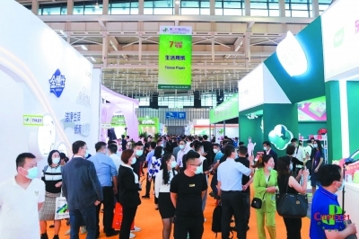 会展名城南京大展云集。图为近期在南京国际博览中心举行的国际生活用纸展现场。 博轩供图