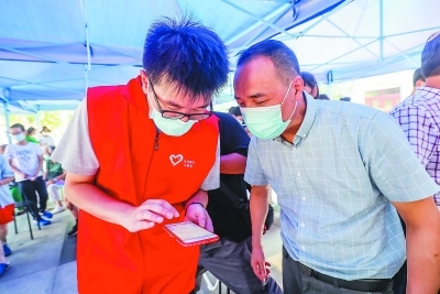玄武区大学生志愿者在核酸检测一线提供志愿服务。 通讯员 盛伟 南报融媒体记者 董家训摄