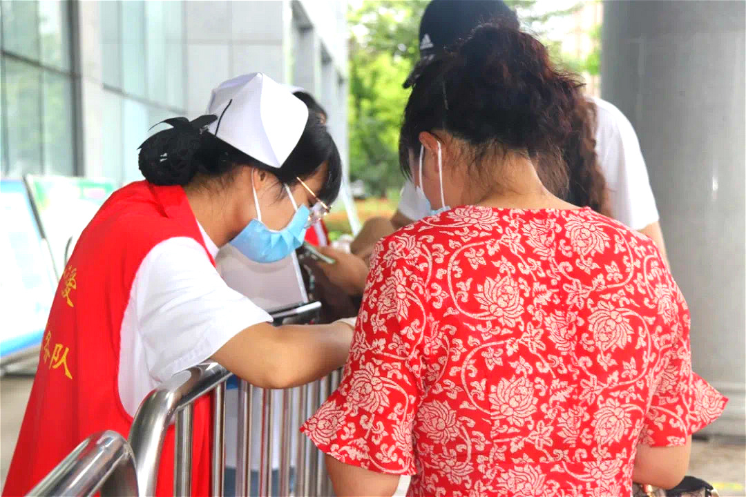 医务志愿者在防疫一线