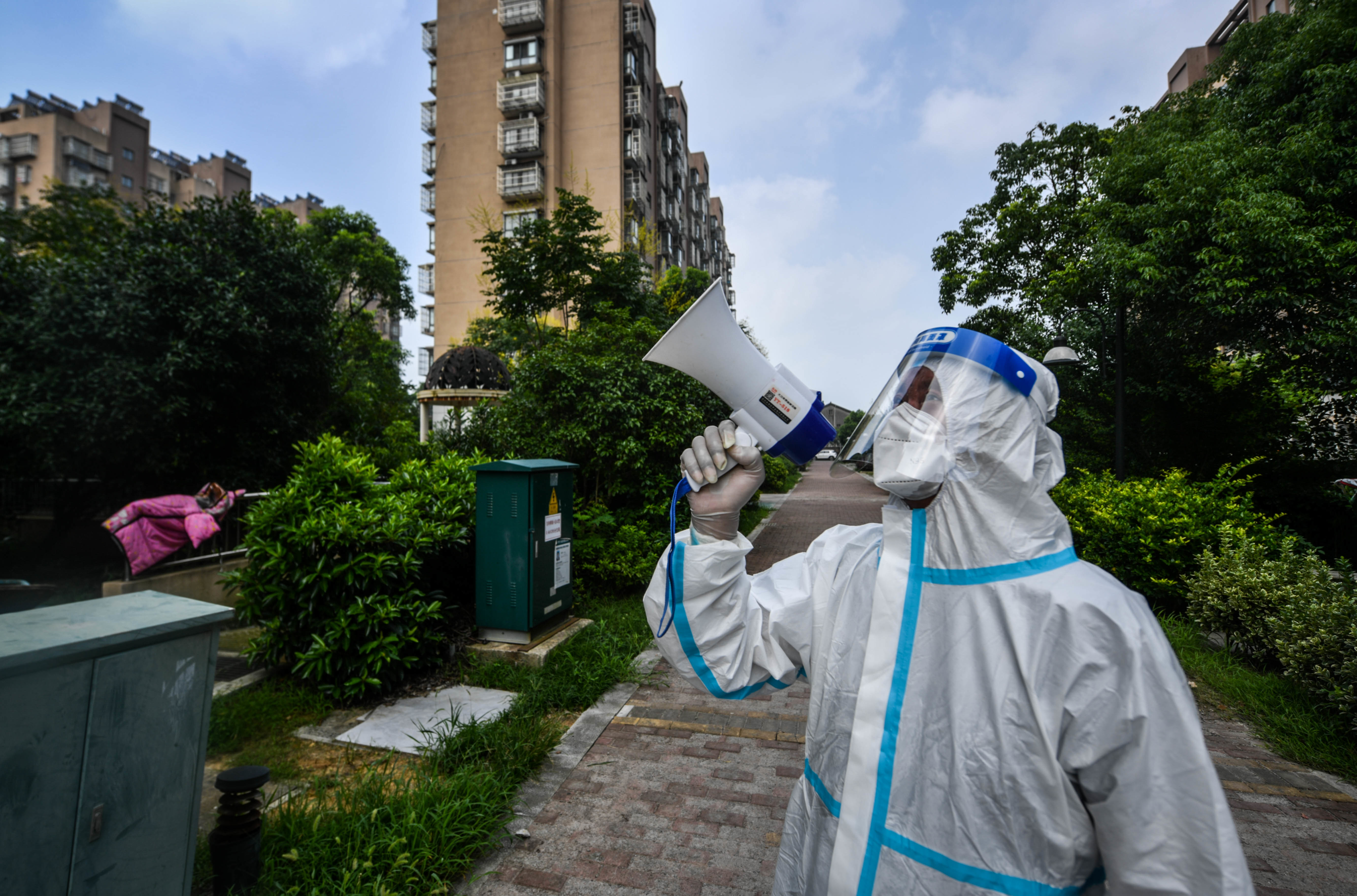 8月2日，社区防疫工作人员正在百丽明珠花园小区内巡查，使用小喇叭宣传防疫知识。南报融媒体记者 董家训 摄