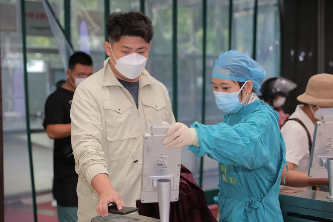 医院在门口、预检口、分诊台、诊疗室等设有多道关卡，逐一排查，以确保各项防护措施。