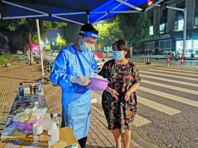 凌晨四点，凤翔二期居民热情慰问抗疫志愿服务者以及青年突击队队员，送来了自家制作的摊饼。通讯员郭宇彤供图