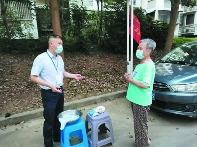 陈奶奶为工作人员送上脸盆毛巾和清水，让他们“擦把汗。通讯员郭宇彤供图