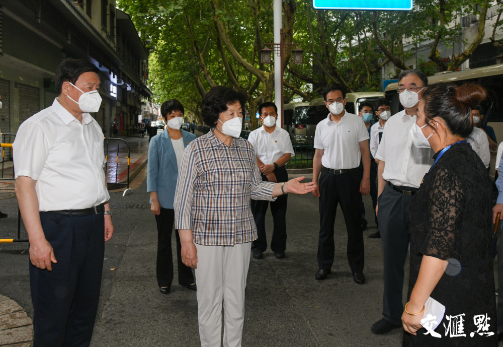 孙春兰在扬州市广陵区淮海路157号院封闭小区了解情况。