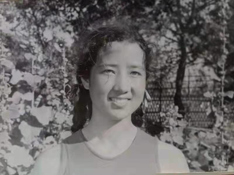年轻时的朱元昱  朱元昱供图 高鑫摄