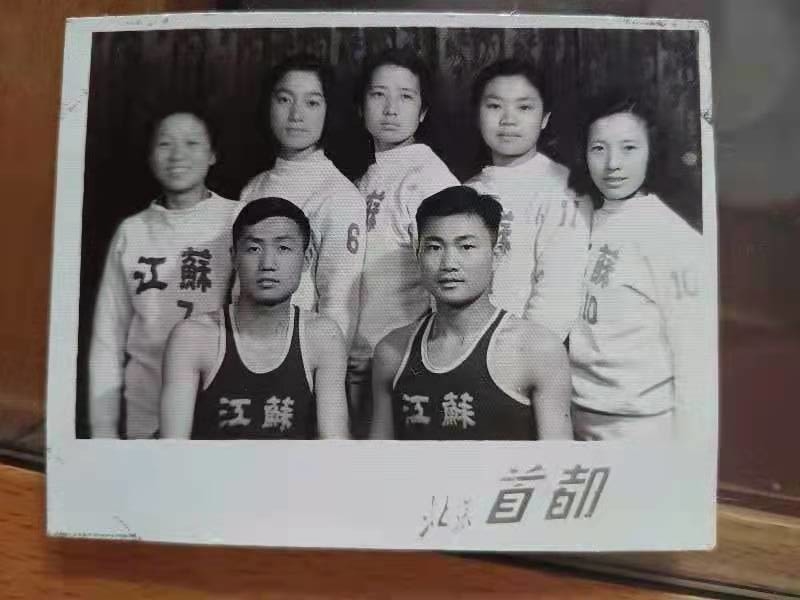 上世纪五十年代的江苏体育健儿 朱元昱供图 高鑫 摄
