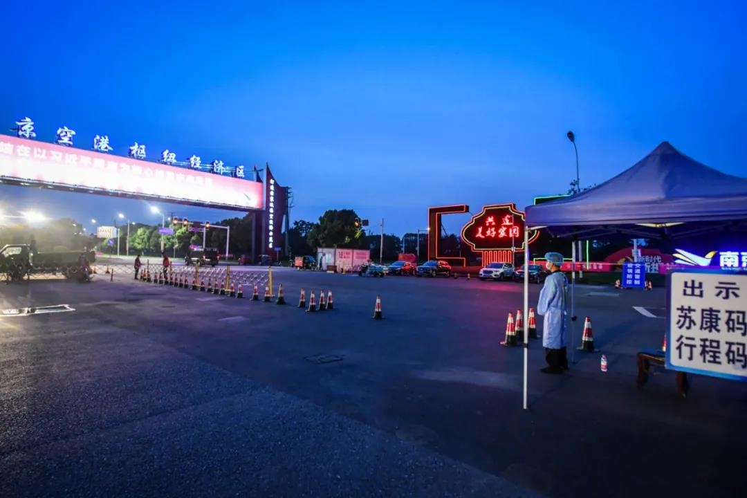 高速出口处的工作人员。南报融媒体记者 董家训 摄 
