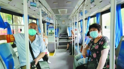公交车上，乘客分散落座。南报融媒体记者 王怀艳摄