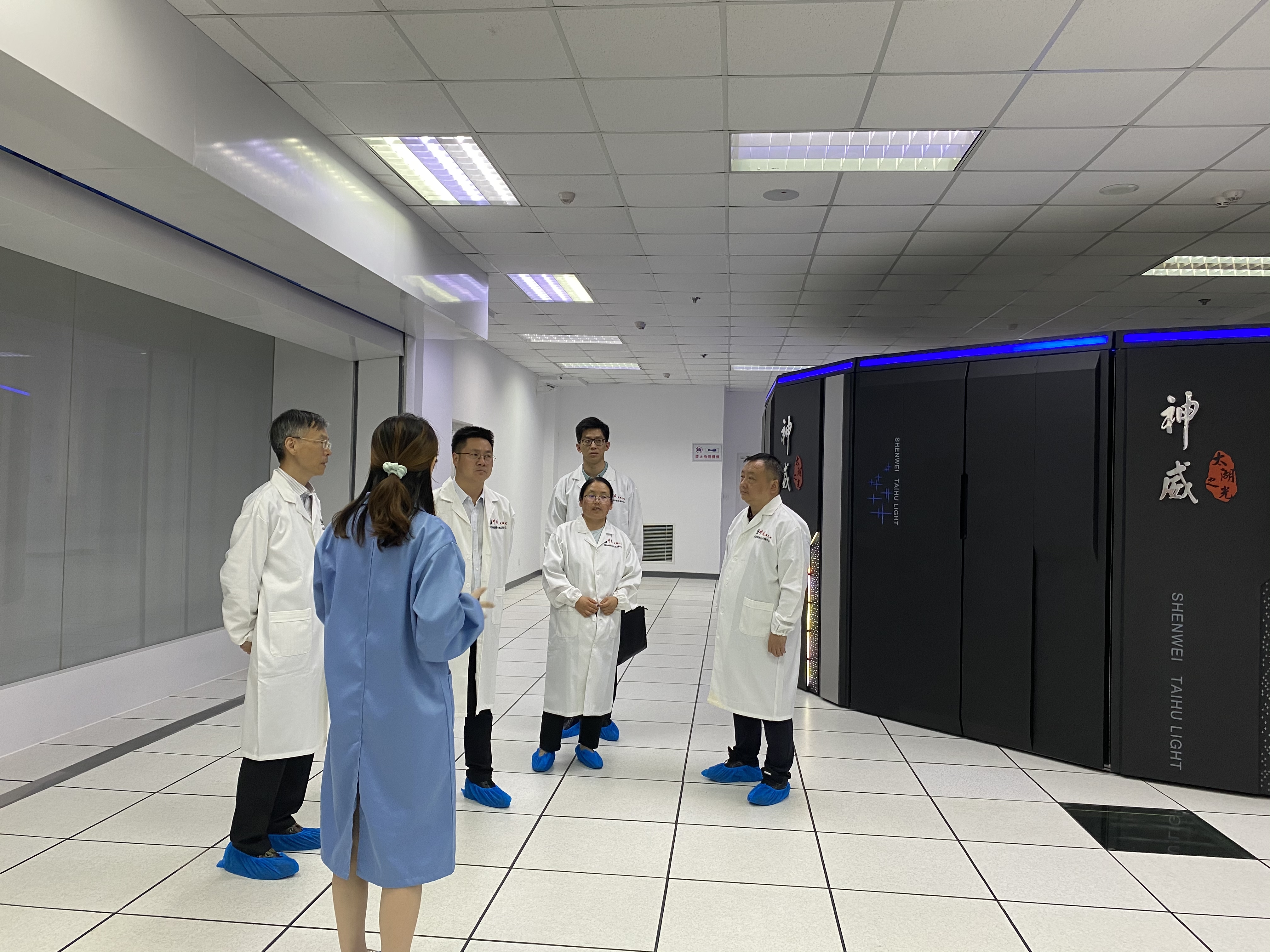 卓辉与拉萨科技工作者在无锡神威超算调研（右一）