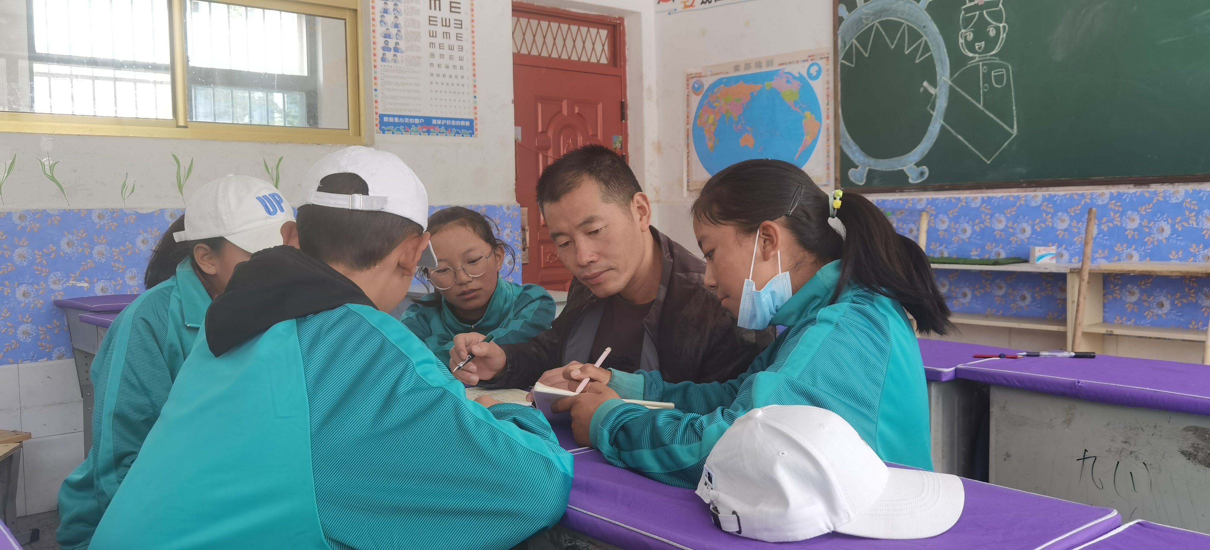 南京六合金牛湖初中教师王广臻与墨竹工卡的孩子们在一起