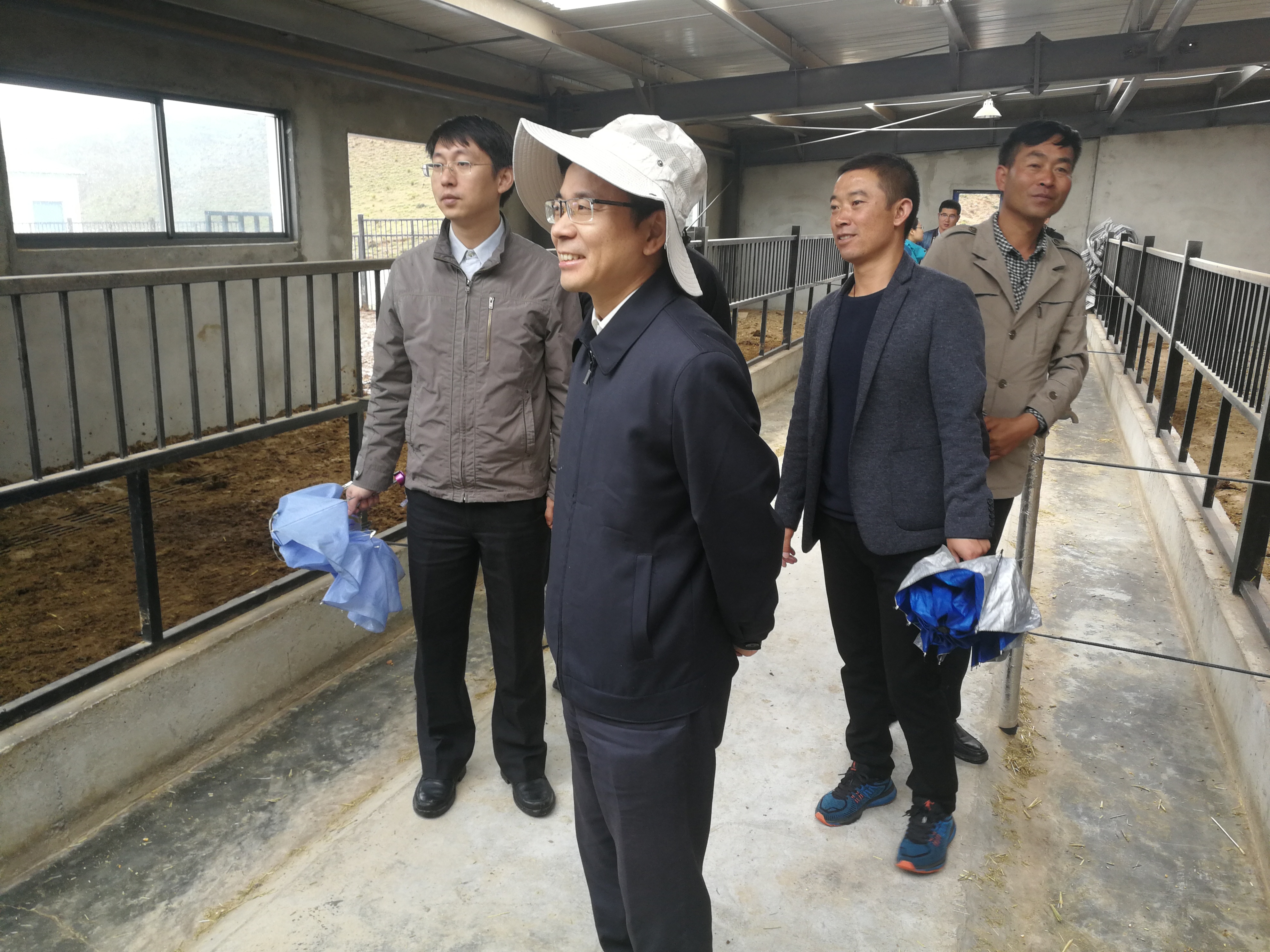 韦国岭在格桑塘现代农牧产业示范园走访调研