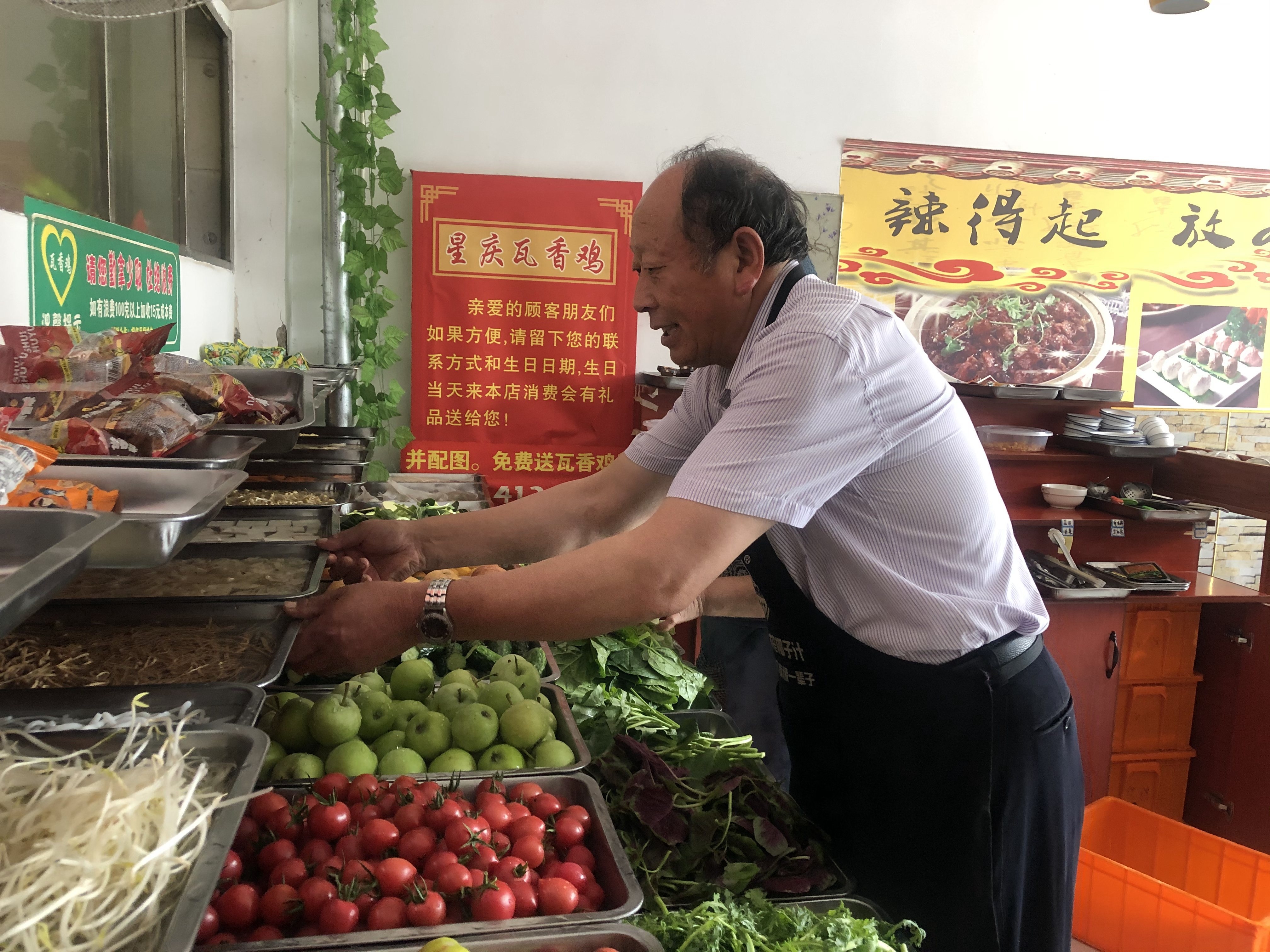 老百姓乐呵呵的做着小生意