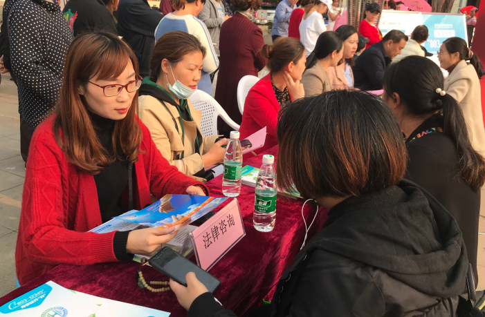 暖心的“移动办公桌”
