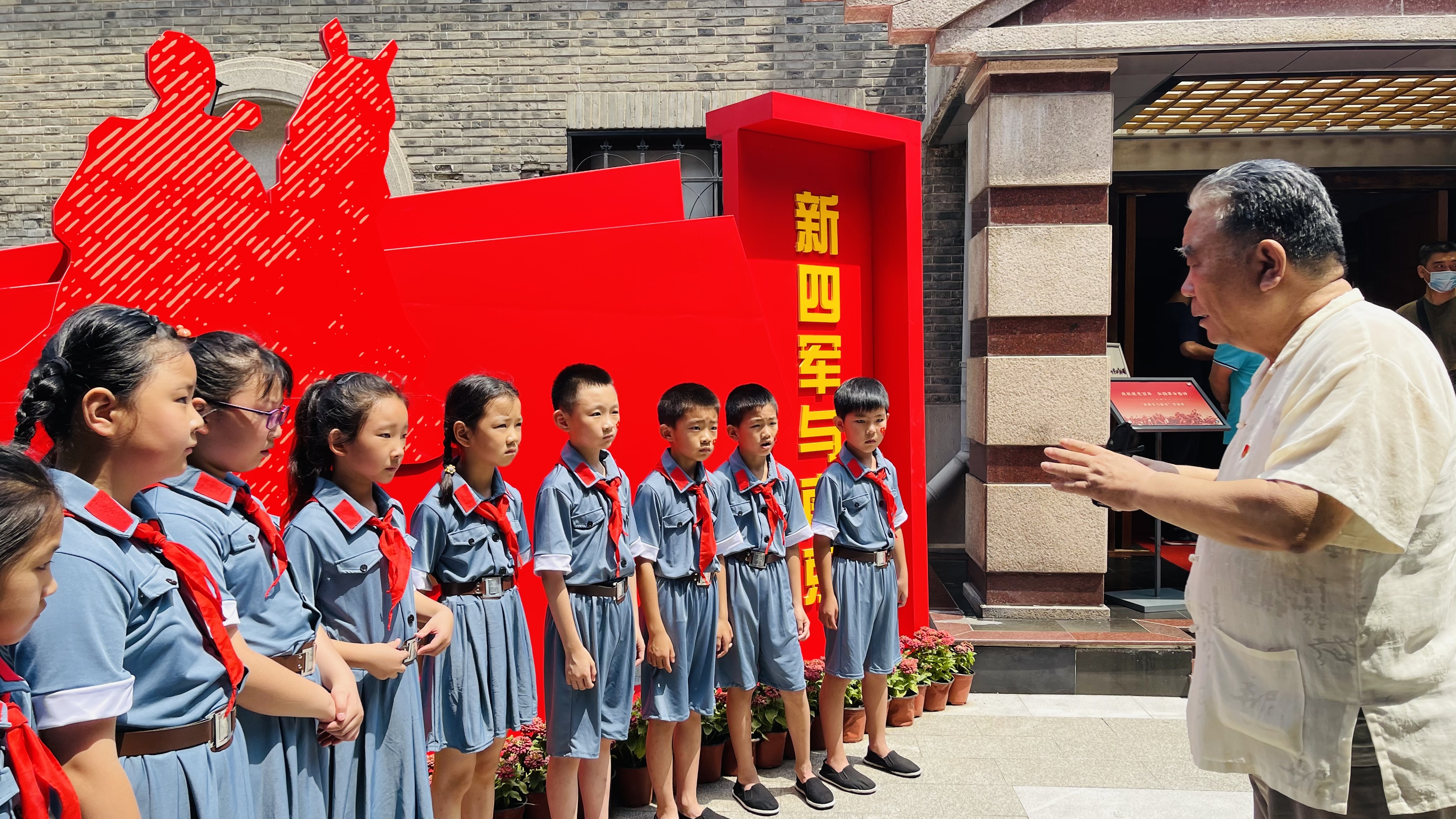 志愿者王铁炼向学生讲述过去的故事
