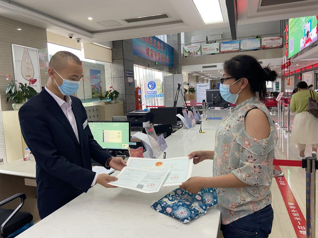 胡婧女士在“一件事全科窗口”拿到了工商营业执照和食品经营许可证