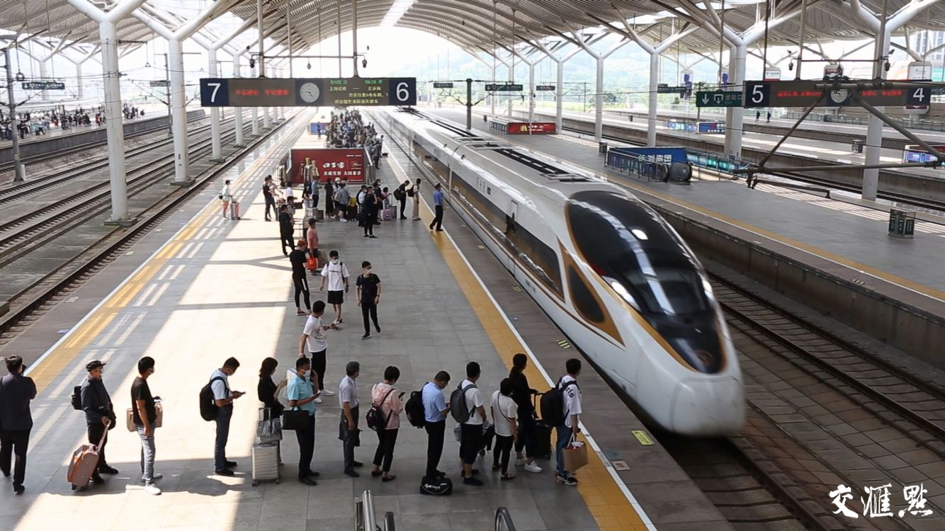旅客在徐州东站站台排队候车。    刘鑫  摄