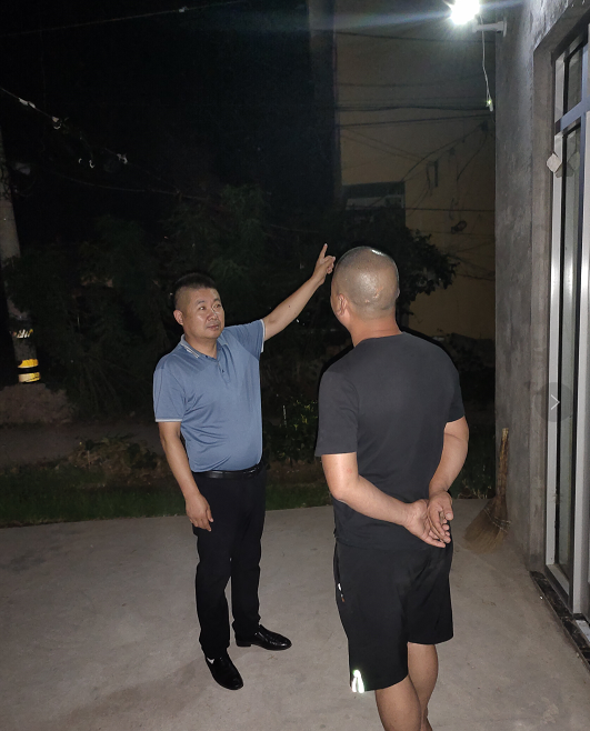 灌南县堆沟港镇刘庄村村干部上门了解村民治安探头的使用情况