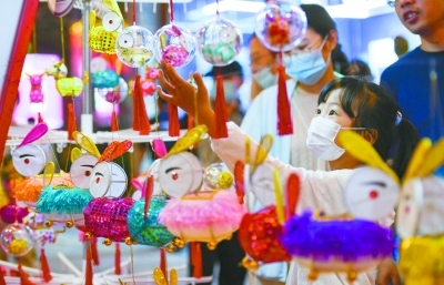 市民在熙南里中秋笪桥灯市赏灯。
