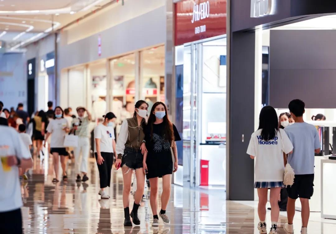 小长假期间，市民戴着口罩在商场内游玩购物。南报融媒体记者 段仁虎摄