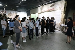 党员干部在“实境课堂”现场聆听红色故事讲解