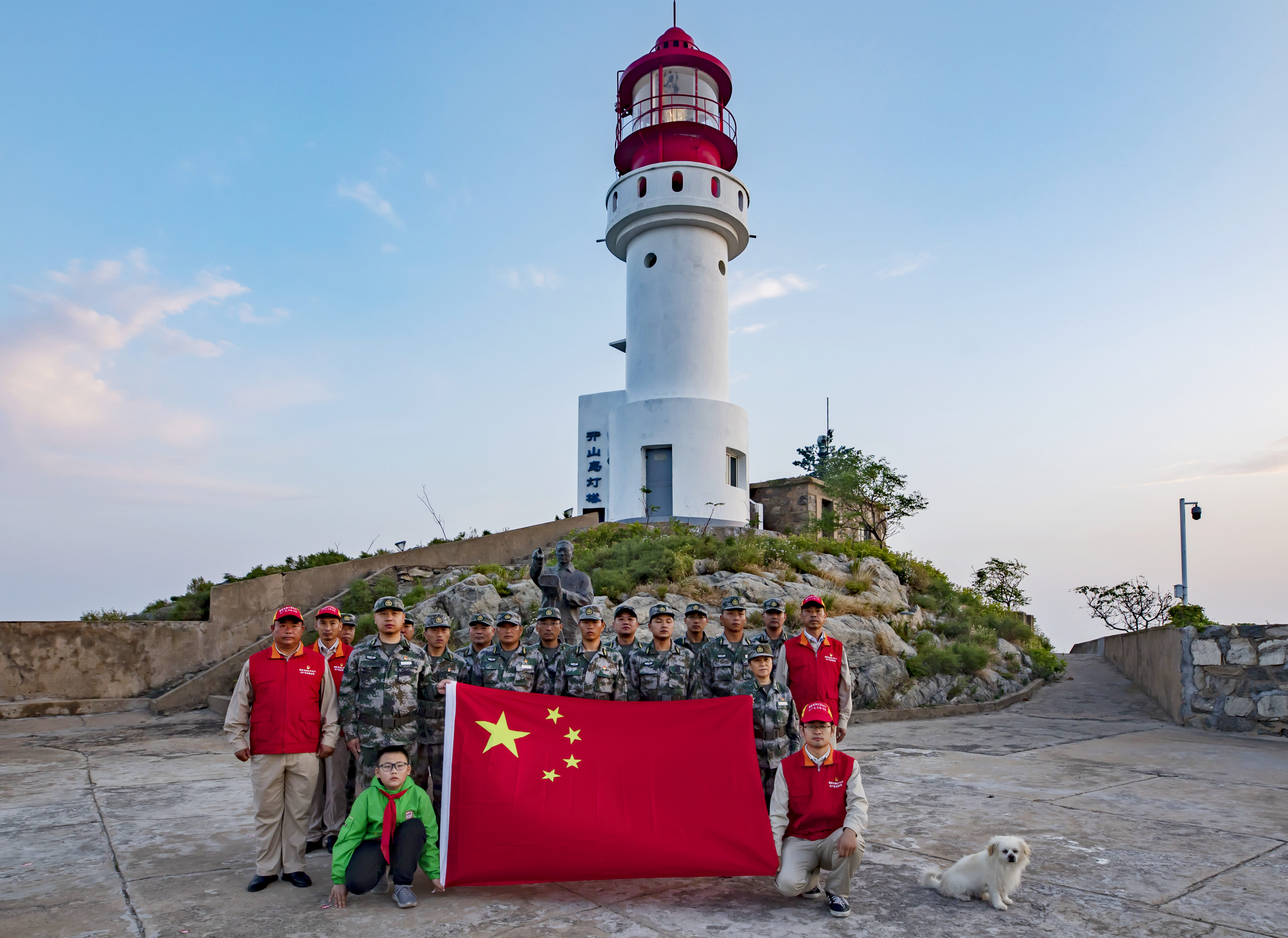 与国旗合影 徐玉连 摄