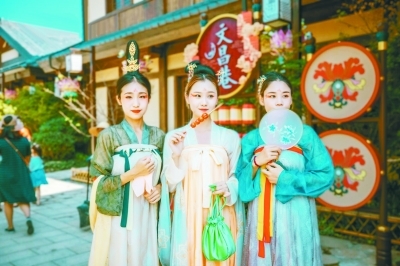 溧水无想水镇内，年轻人穿着汉服体验古风雅韵。 图片由无想水镇提供