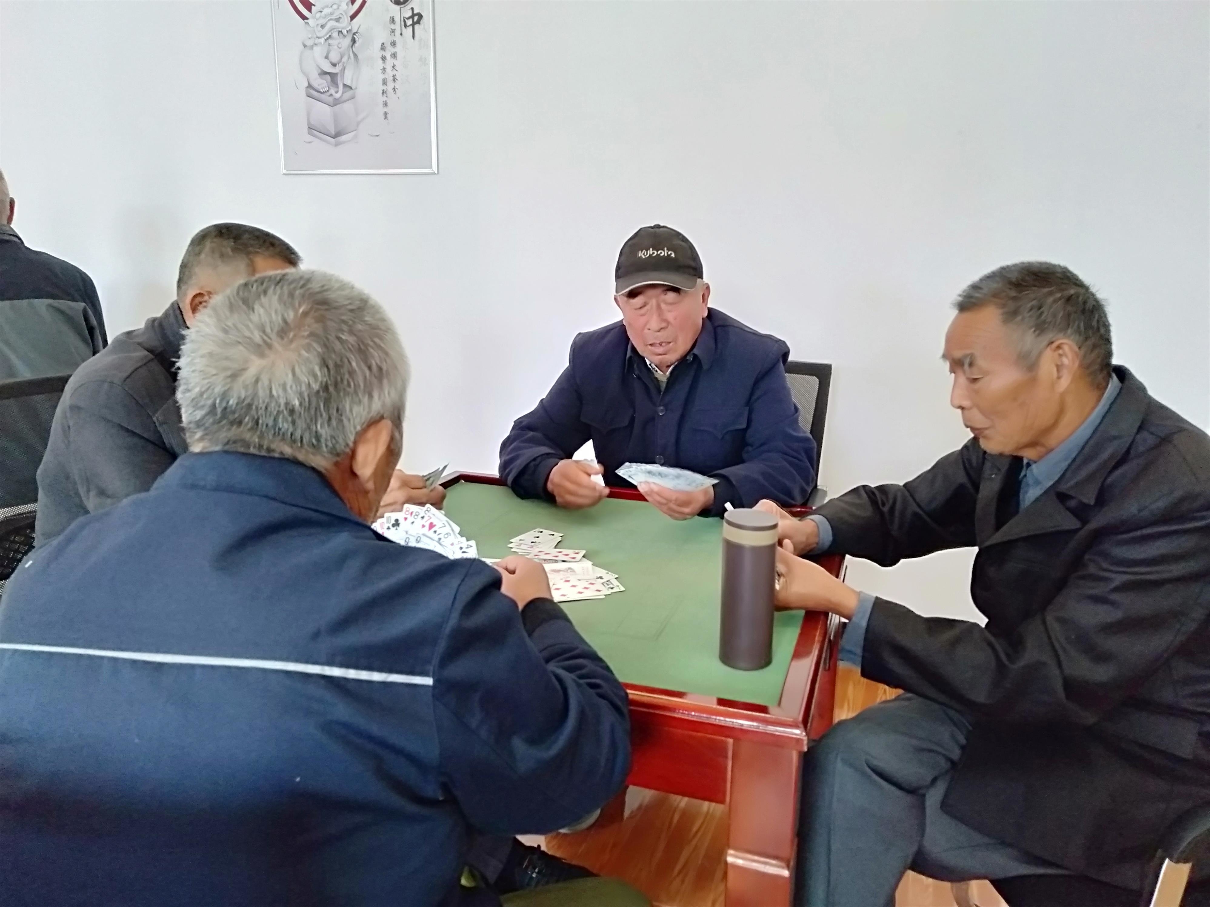 周庄村老人在社区养老服务中心娱乐