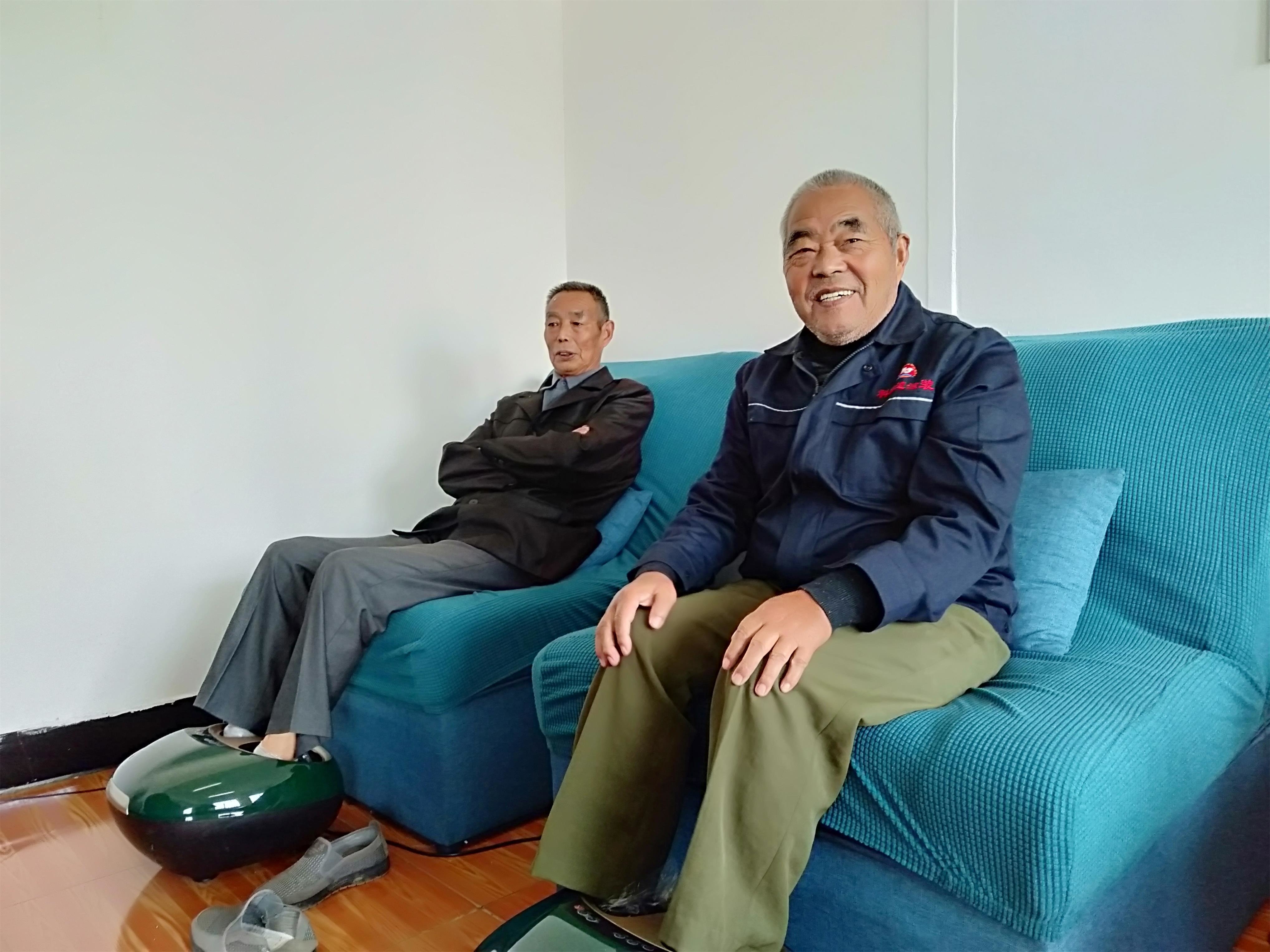 老人在养老服务中心快乐养老