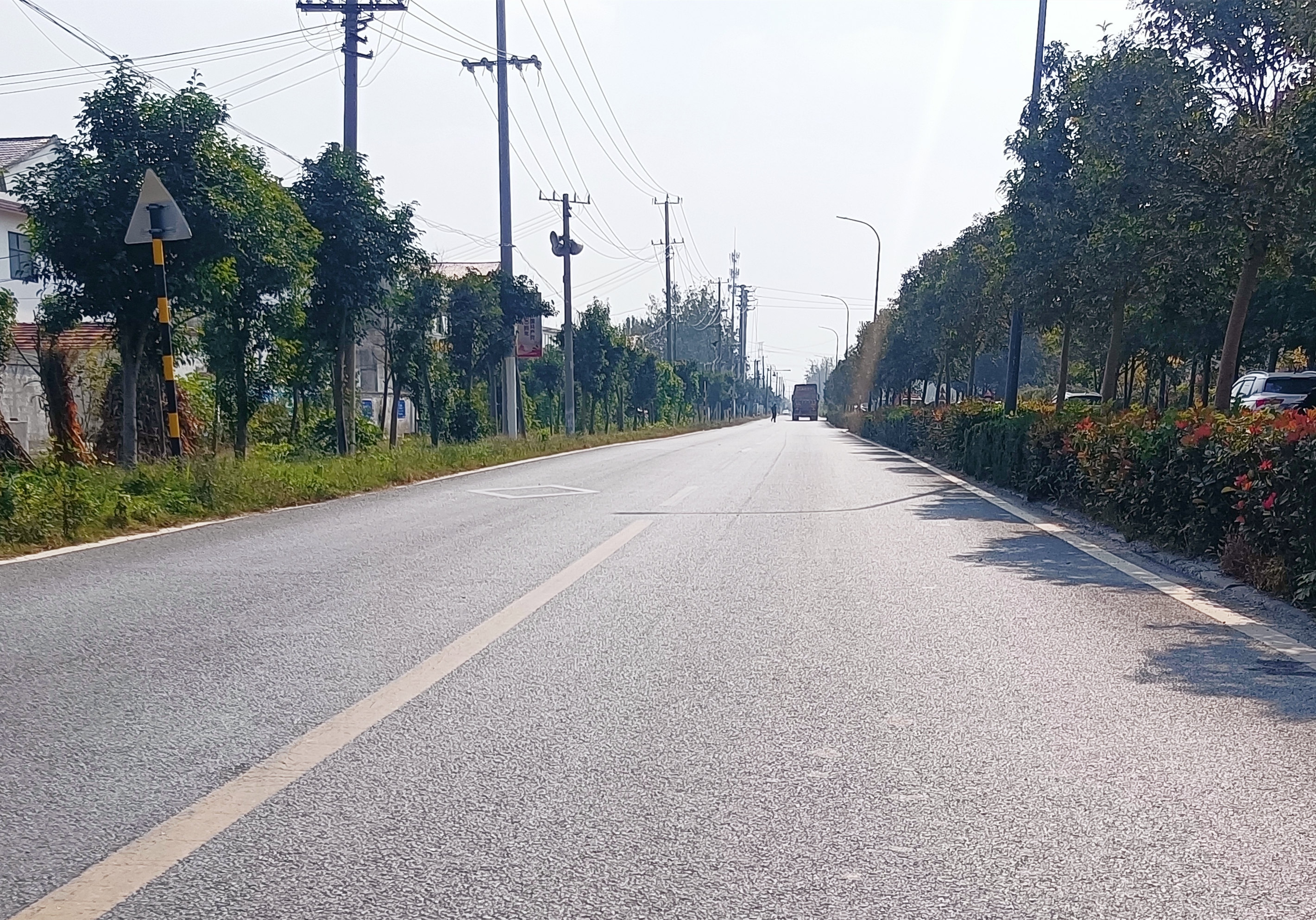 现在的将军崖路宽敞、平坦、整洁