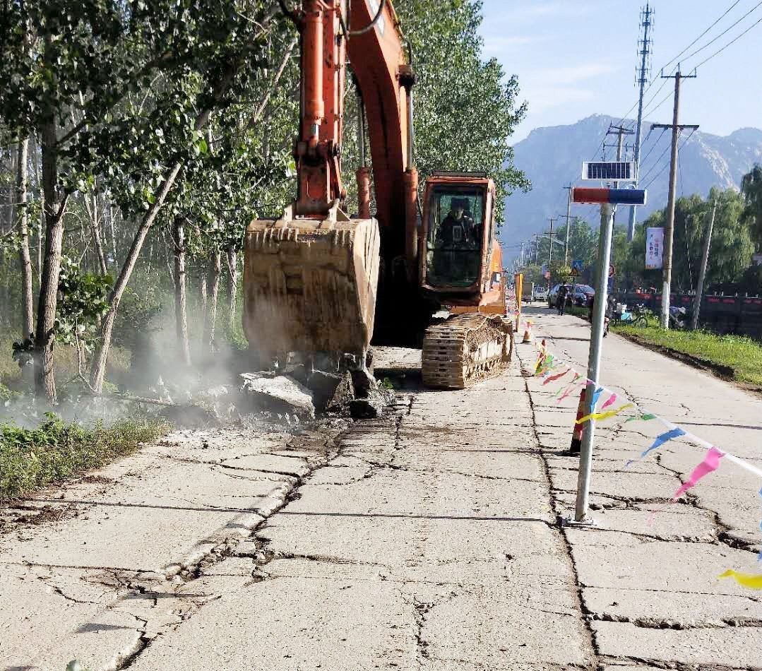 施工人员正在对破损道路进行修缮