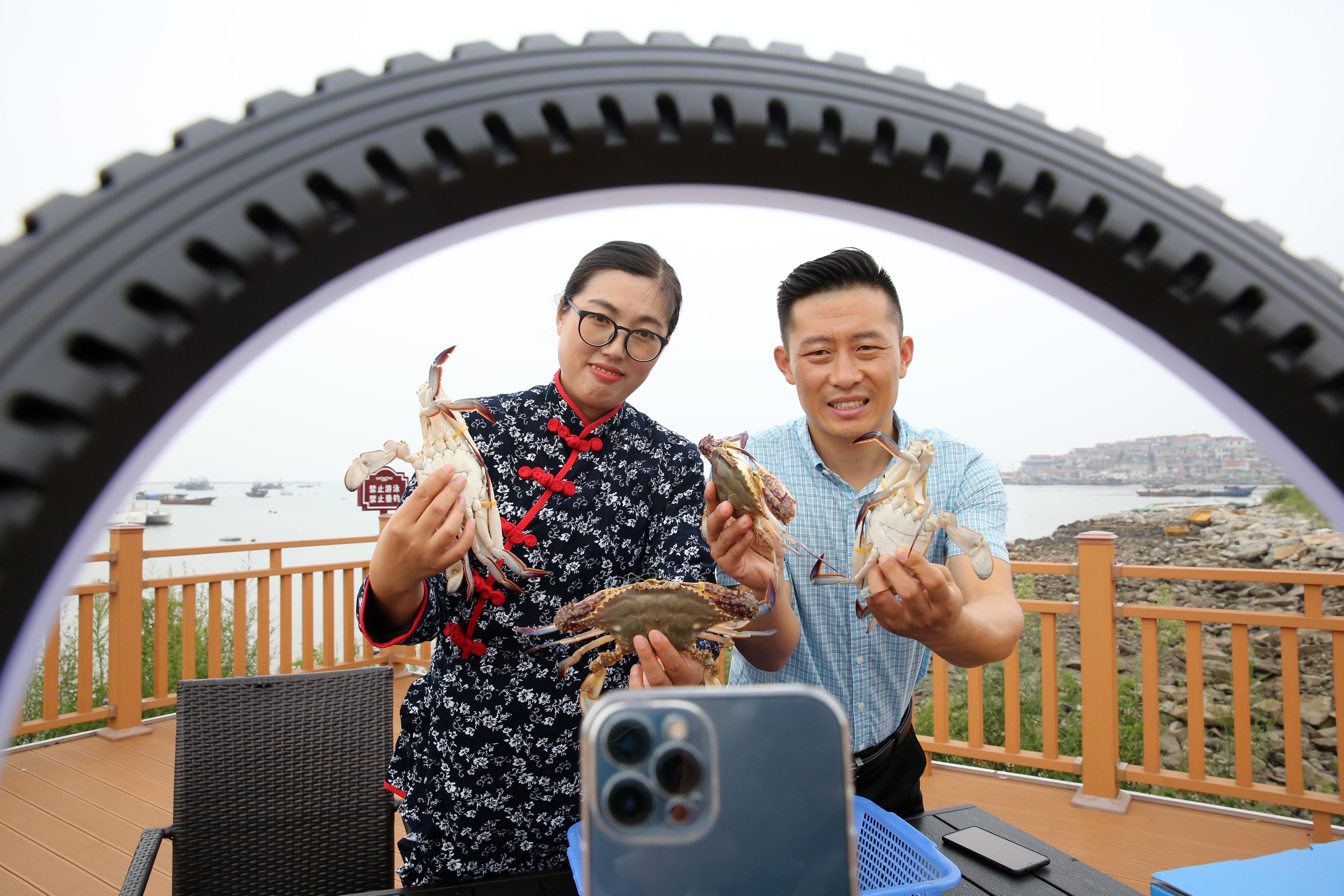 巾帼渔嫂直播带货