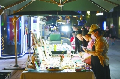 创意集市助力“夜经济”,图为市民在鼓楼区水木秦淮艺术街区创意集市购物。记者 徐琦 摄