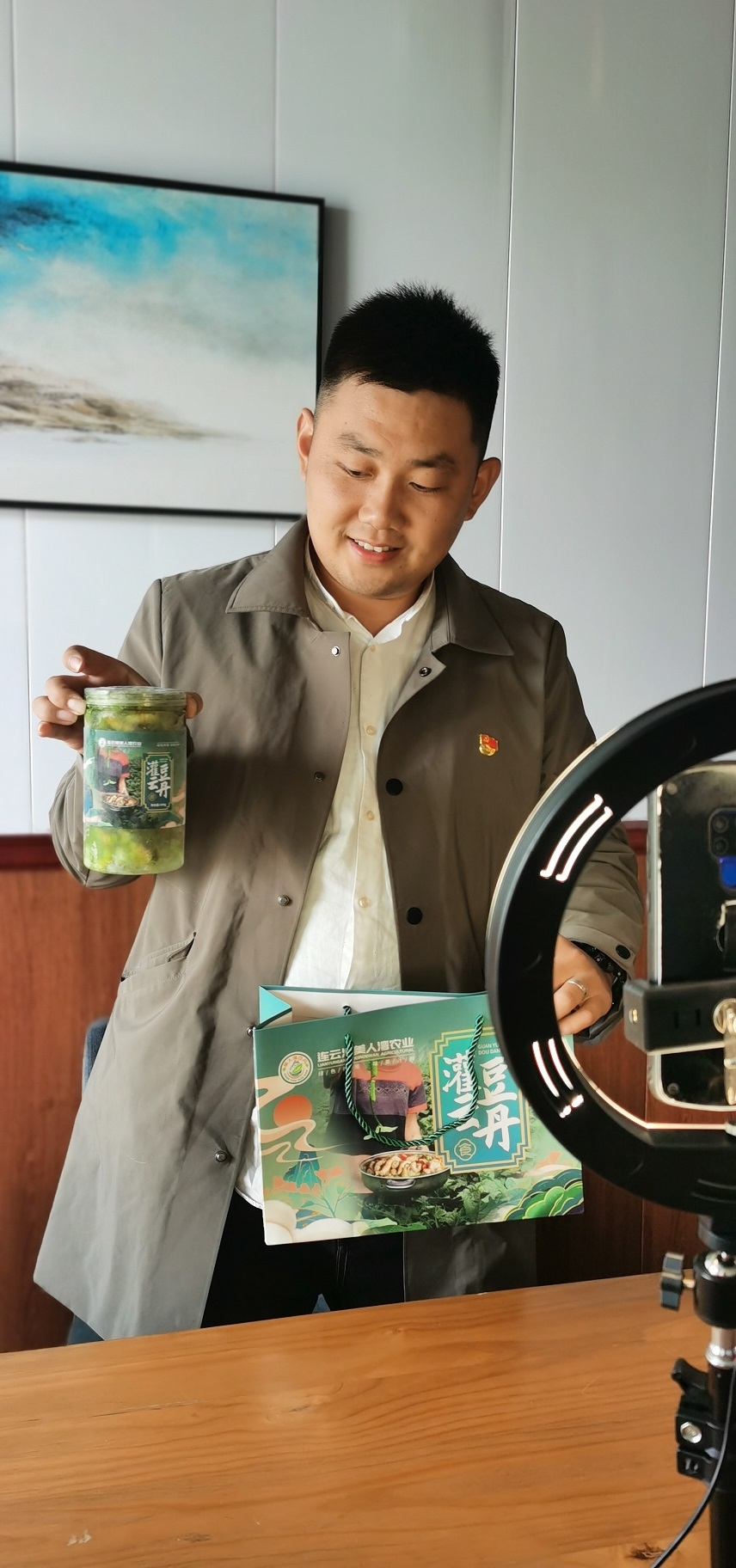 吴刚在直播带货灌云特产豆丹