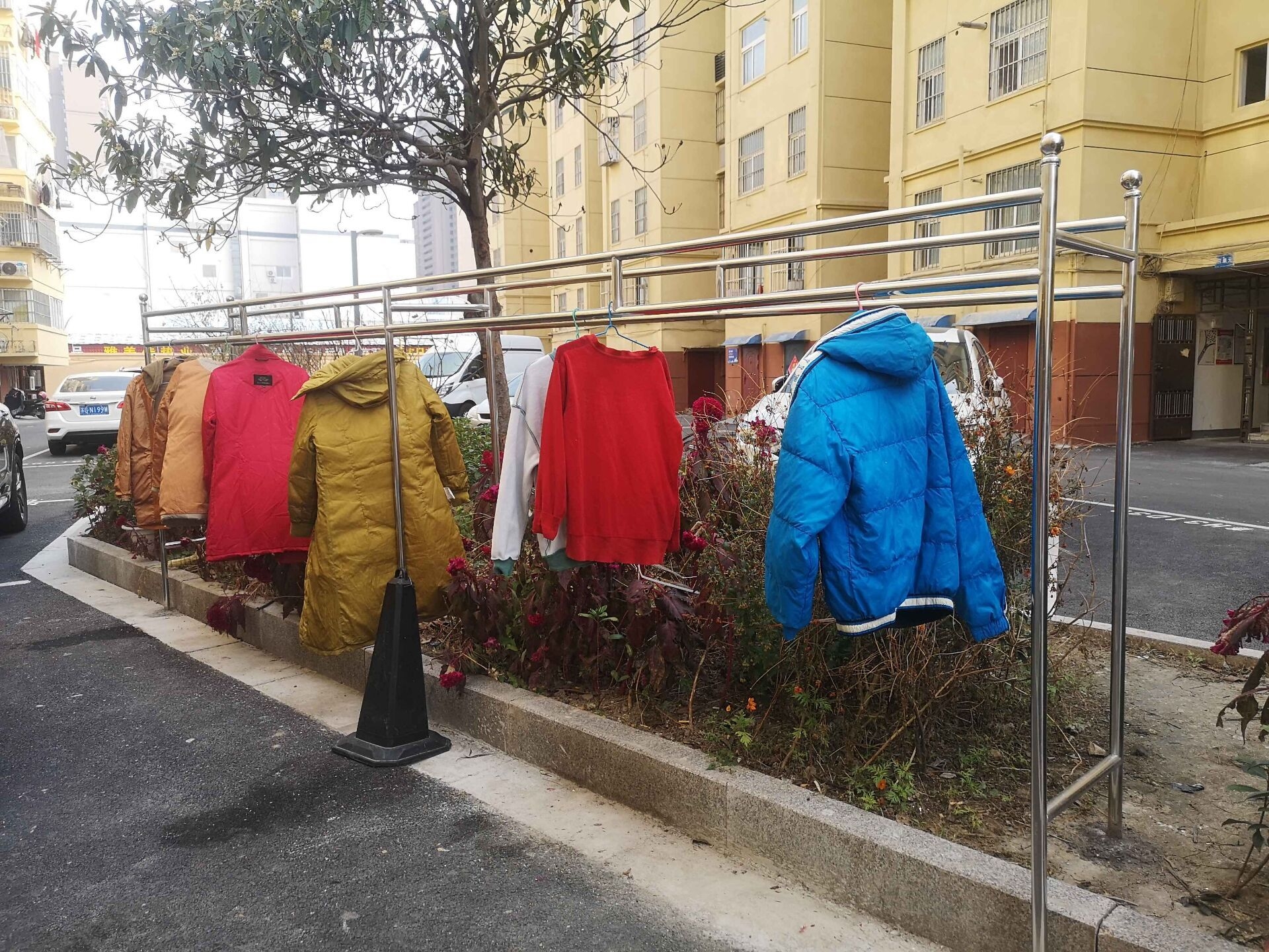 连云港市科协为帮扶社区安装公共晾衣架
