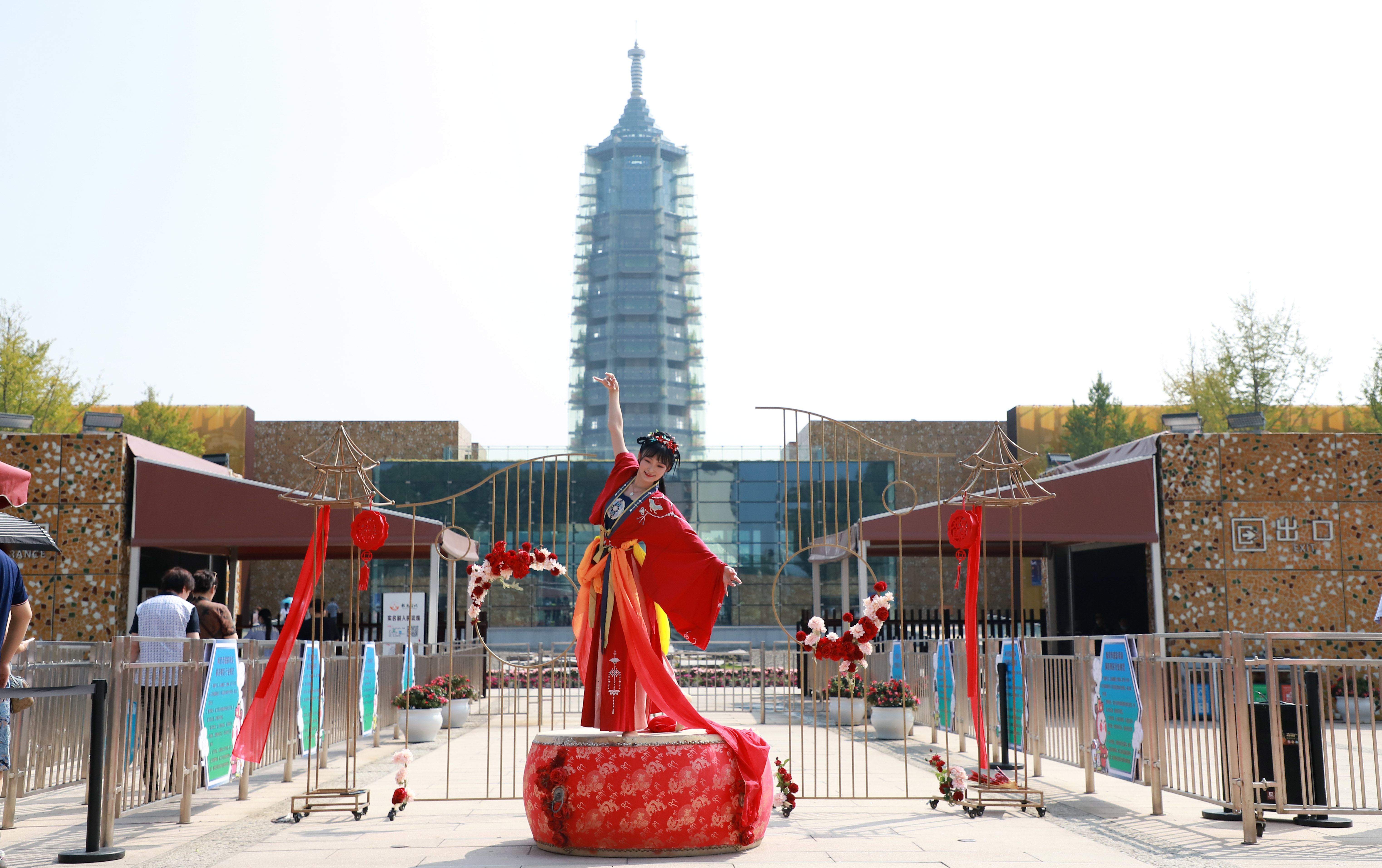 非遗进景区暨“秦淮之夏”社区文化艺术节非遗专场演出在老门东举行，秦淮区的少年们带来南京白局、戏歌、少儿京剧等节目，充满魅力的非遗展演吸引了众多市民和游客。南报融媒体记者 段仁虎摄