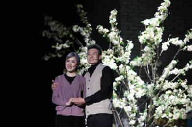 大学生话剧传承雨花英烈精神 12月15日，由玄武区联合南艺出品的原创话剧《似是故人来》在国民小剧场首演。该剧围绕雨花英烈丁香与其配偶阿乐的故事，让年轻学生们走近历史，感悟并传承雨花英烈精神。通讯员 玄萱 南报融媒体记者 孙中元摄