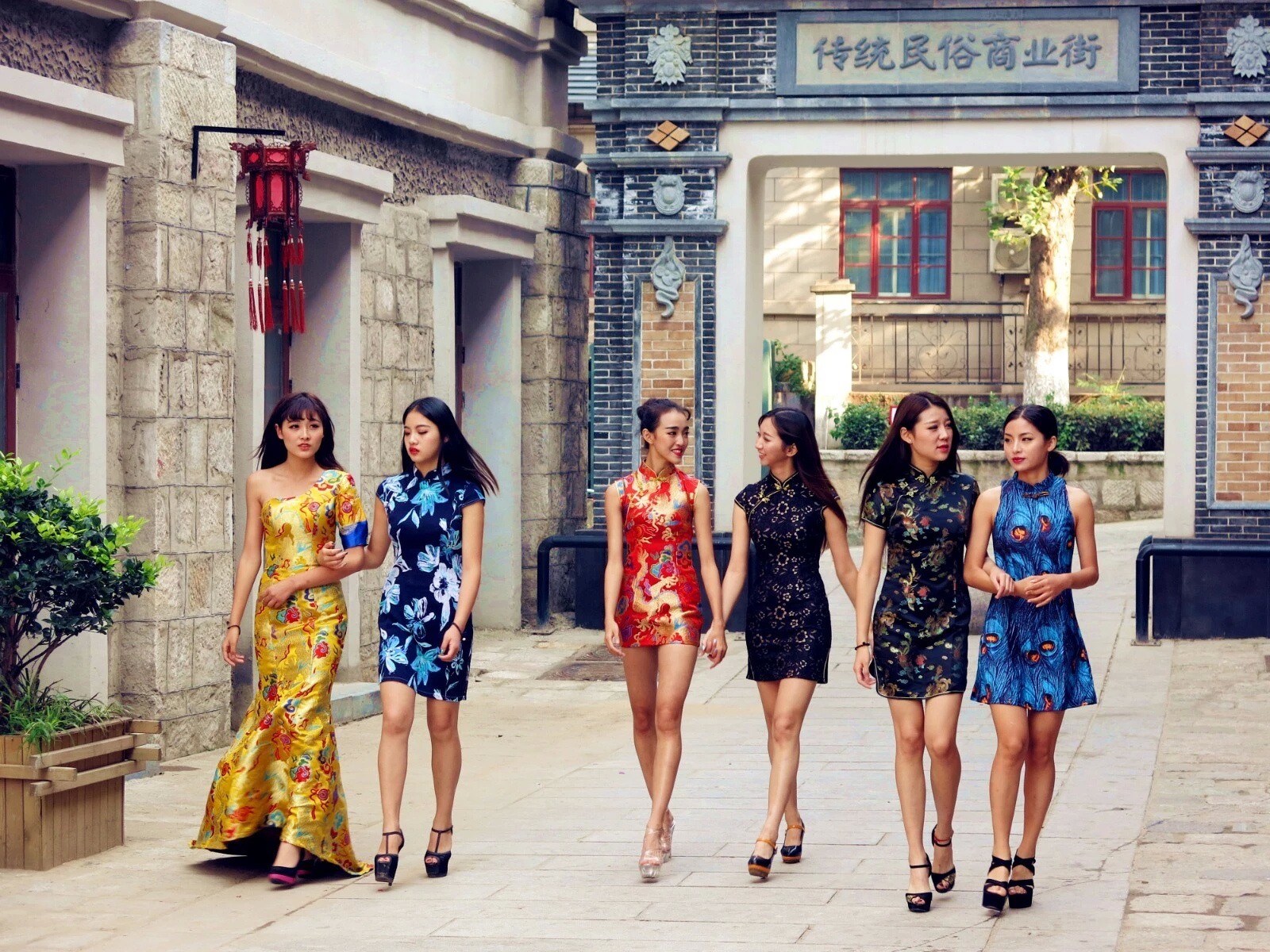 游客在连云老街民国风情场景中流连忘返（何康鹏摄）