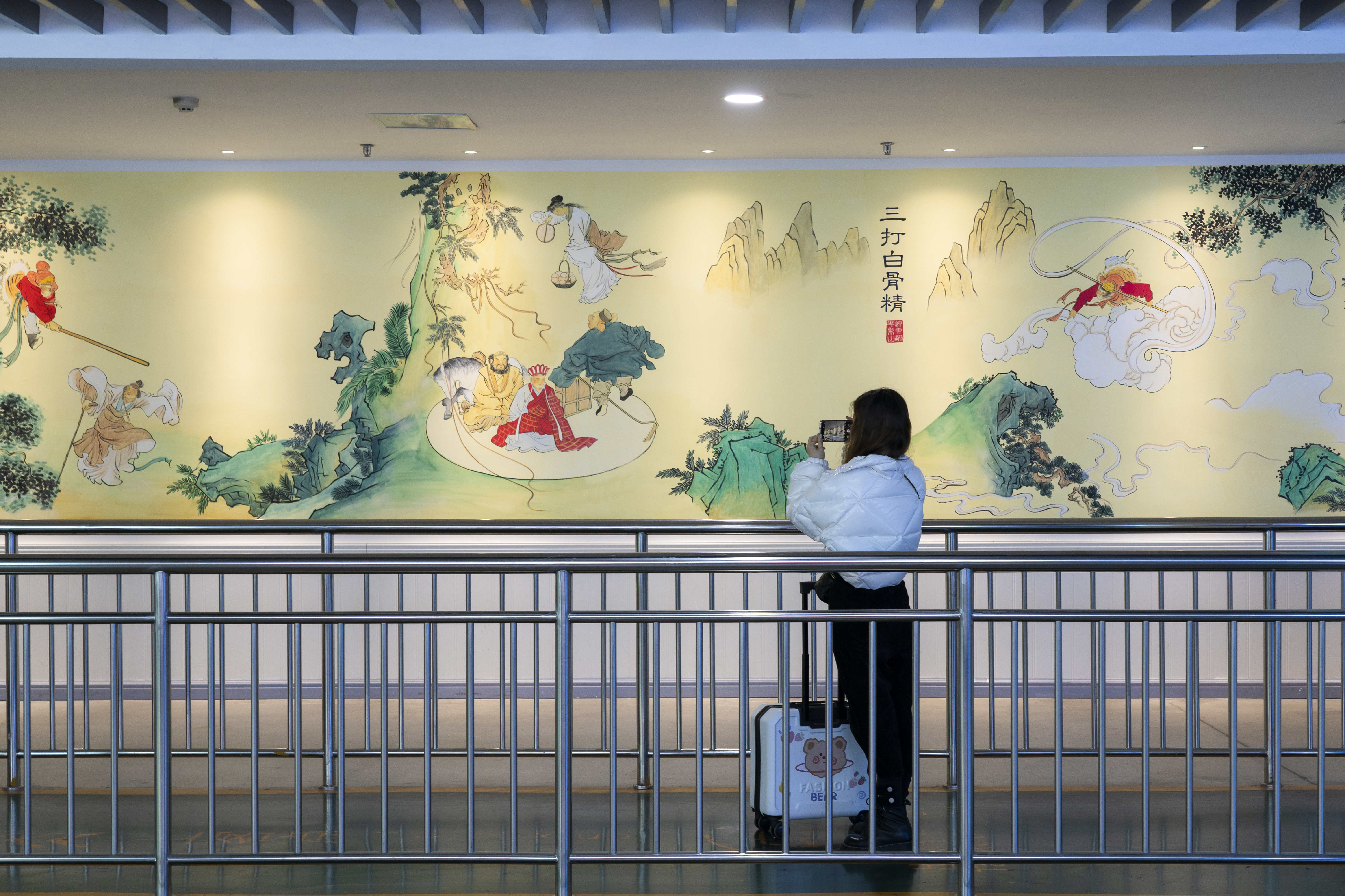旅客拍照记录壁画中“三打白骨精”部分