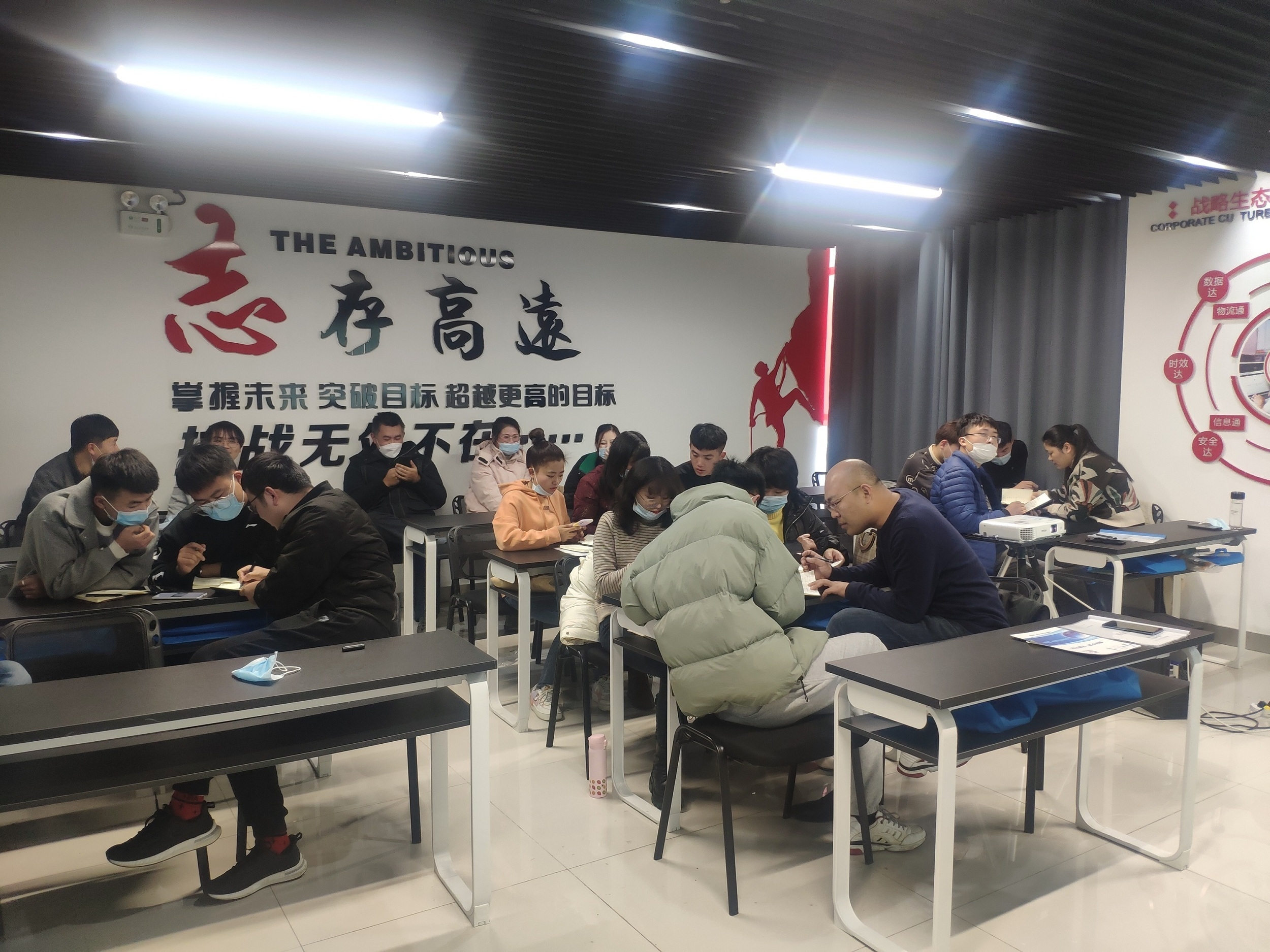 学员们分小组展开热烈讨论