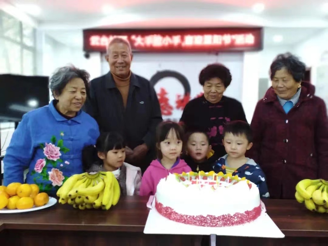 连云街道为辖区老人过集体生日