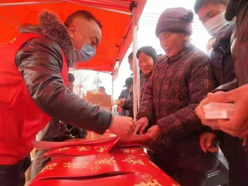 通过赠送春联等方式宣传社保政策