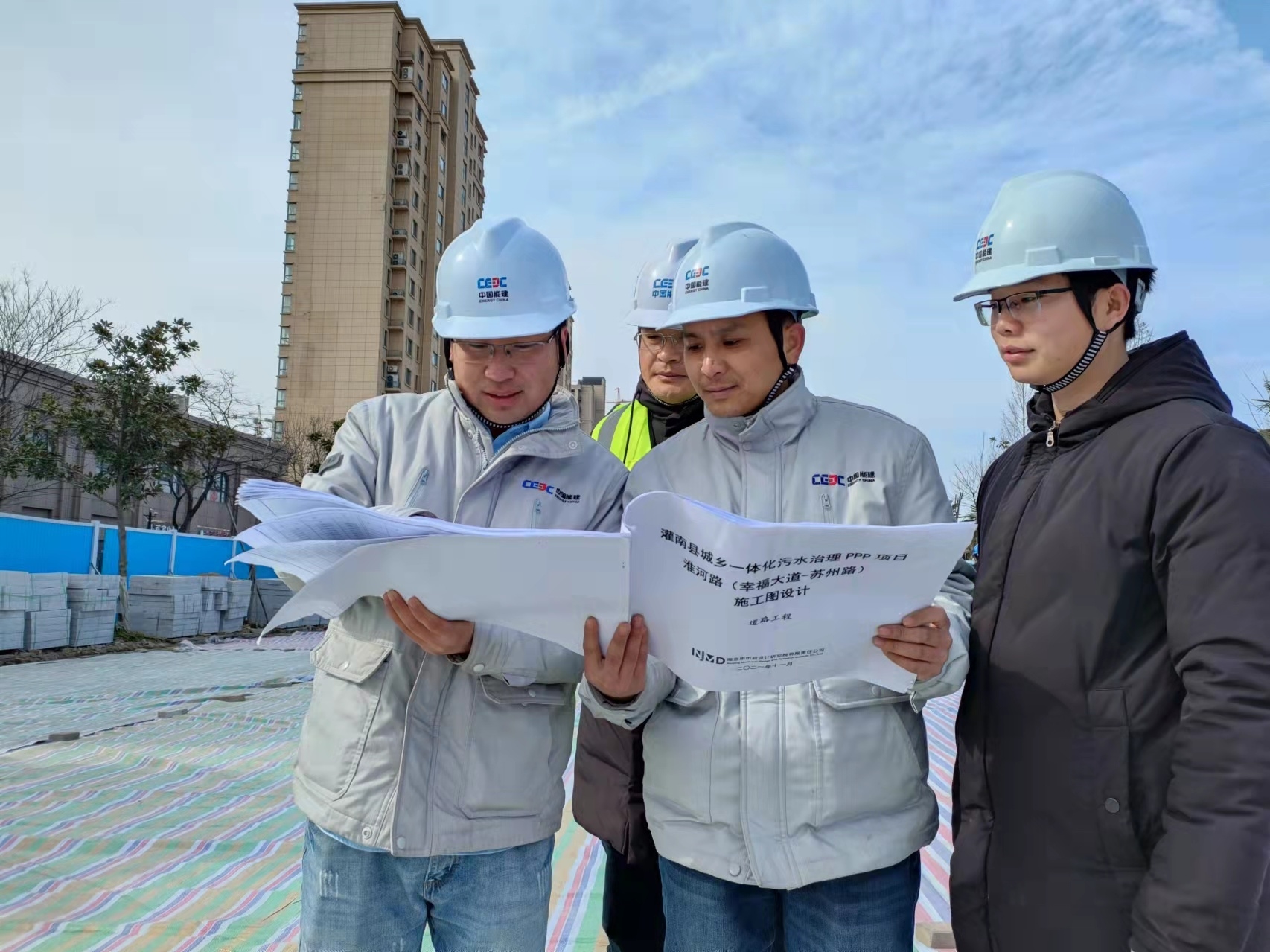 外地建设者罗佳和同事在施工一线